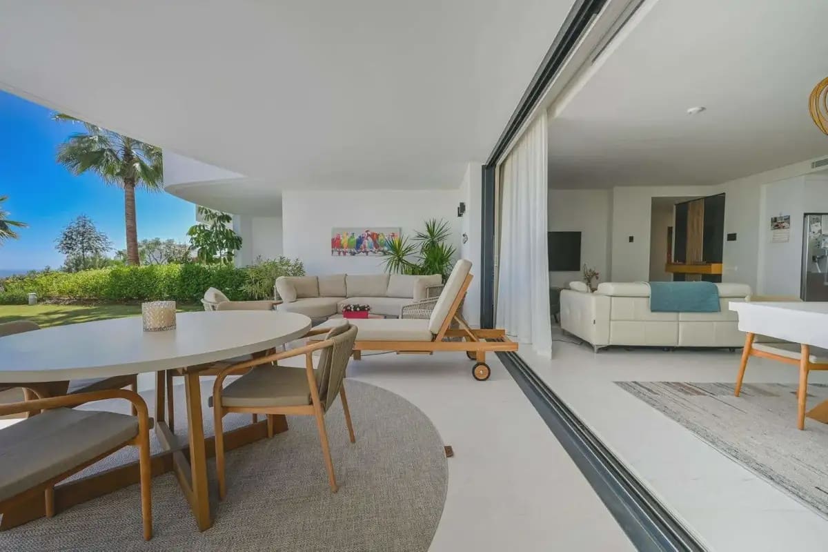 3 sypialnia Apartament na sprzedaż w Marbella z basenem garażem - 1 320 000 € (Ref: 9821789)
