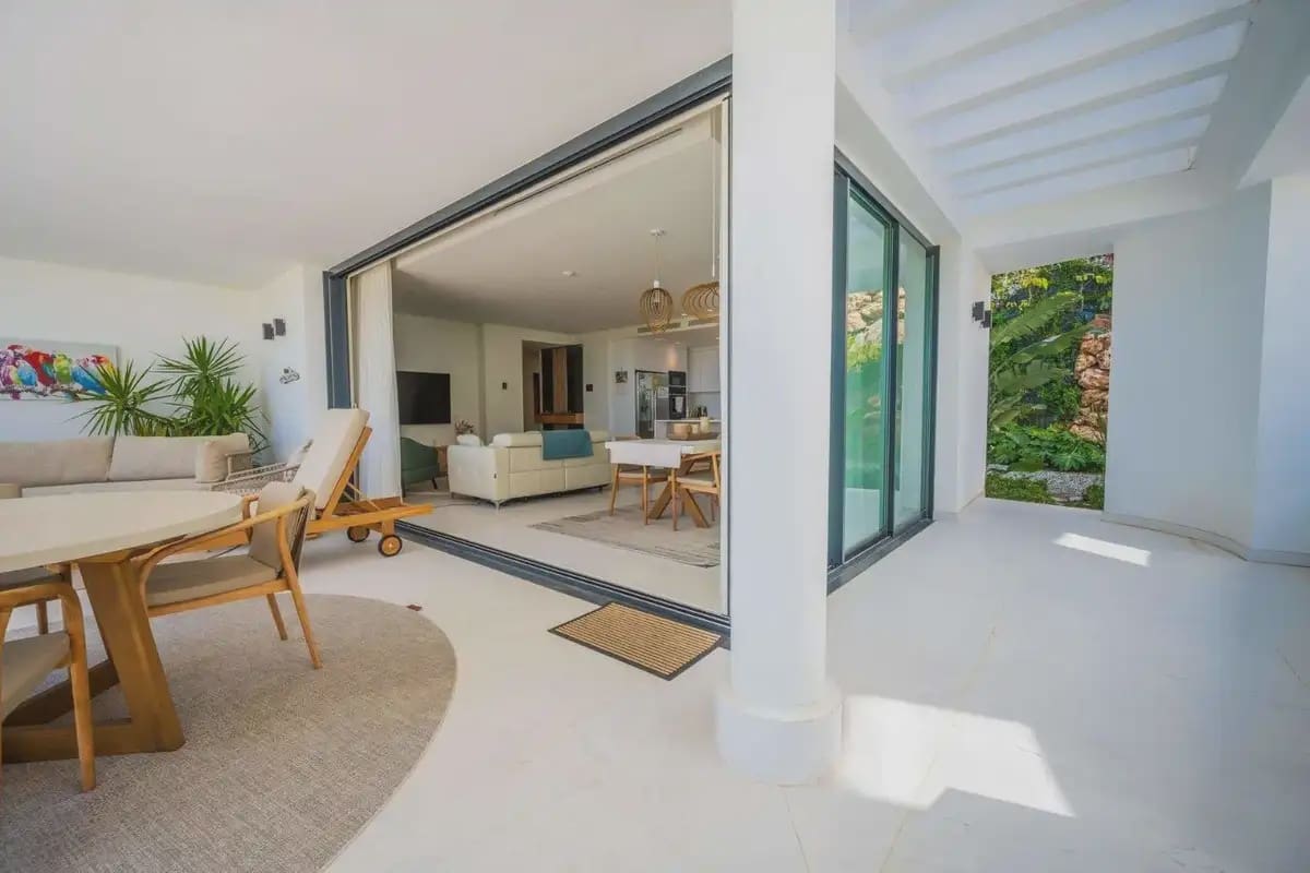 3 sypialnia Apartament na sprzedaż w Marbella z basenem garażem - 1 320 000 € (Ref: 9821789)