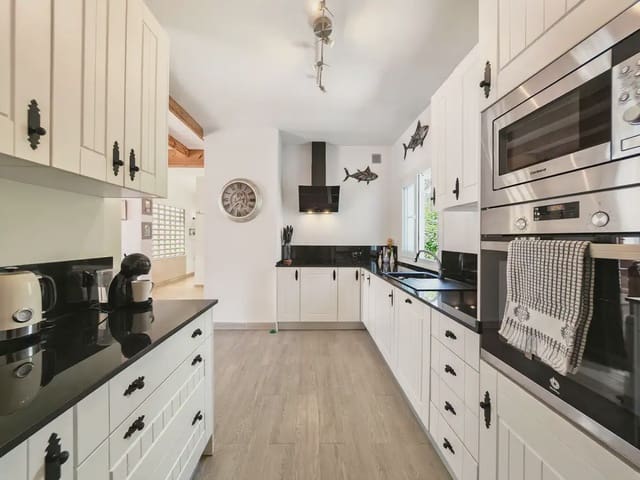 3 sypialnia Willa na sprzedaż w Calahonda, Mijas z basenem garażem - 1 155 000 € (Ref: 9838513)