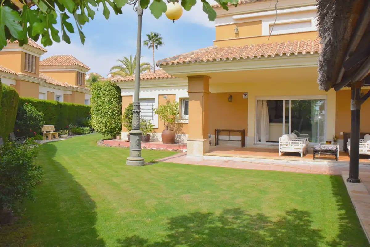 5 soveværelse Semi-Rækkehus til salg i Marbella med swimmingpool garage - € 1.500.000 (Ref: 9838514)