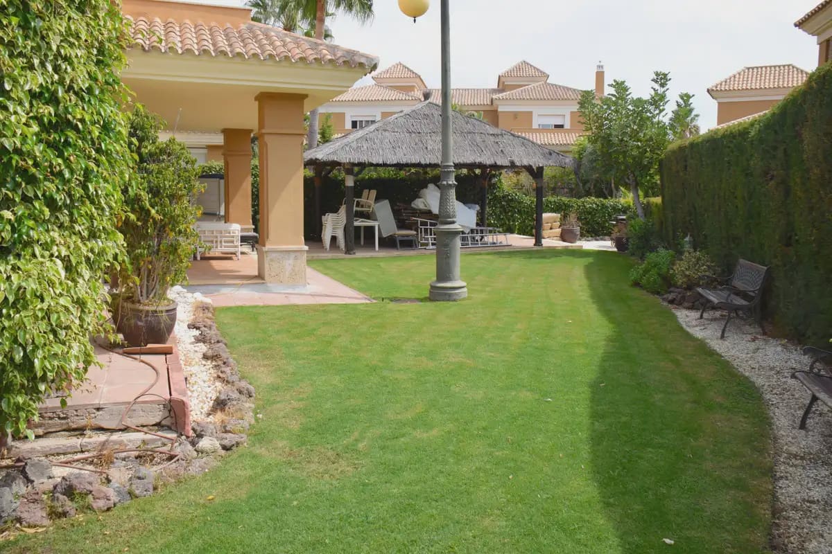 5 soveværelse Semi-Rækkehus til salg i Marbella med swimmingpool garage - € 1.500.000 (Ref: 9838514)