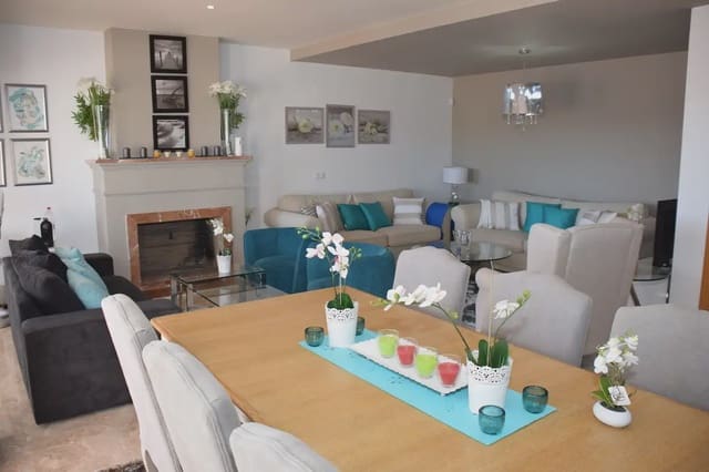 2 soveværelse Semi-Rækkehus til salg i Santa Clara, Marbella med swimmingpool garage - € 695.000 (Ref: 9838515)