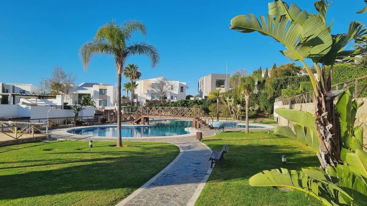 2 soveværelse Semi-Rækkehus til salg i Marbella med swimmingpool garage - € 695.000 (Ref: 9838515)