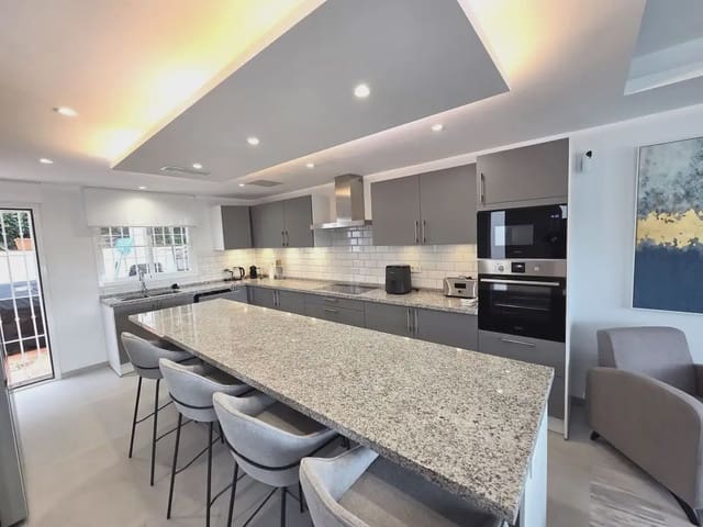 Pareado de 4 habitaciones en Cabopino - Artola, Marbella en venta con piscina garaje - 1.195.000 € (Ref: 9838518)