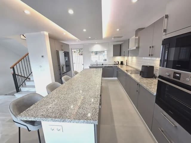 Pareado de 4 habitaciones en Cabopino - Artola, Marbella en venta con piscina garaje - 1.195.000 € (Ref: 9838518)