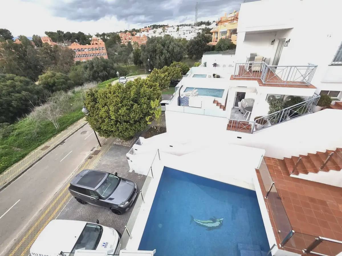 Pareado de 4 habitaciones en Marbella en venta con piscina garaje - 1.195.000 € (Ref: 9838518)