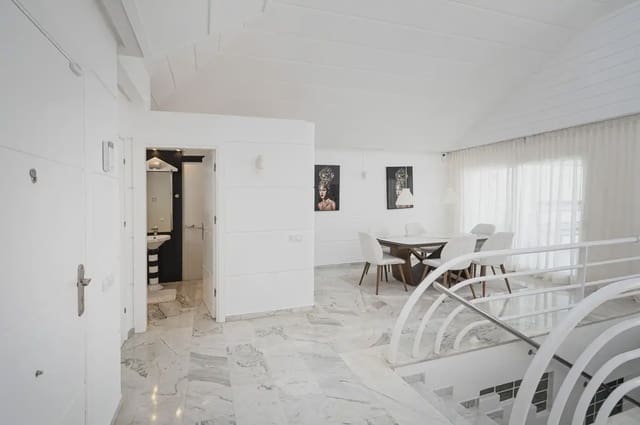 4 soveværelse Semi-Rækkehus til salg i Calahonda, Mijas med swimmingpool garage - € 749.000 (Ref: 9839825)