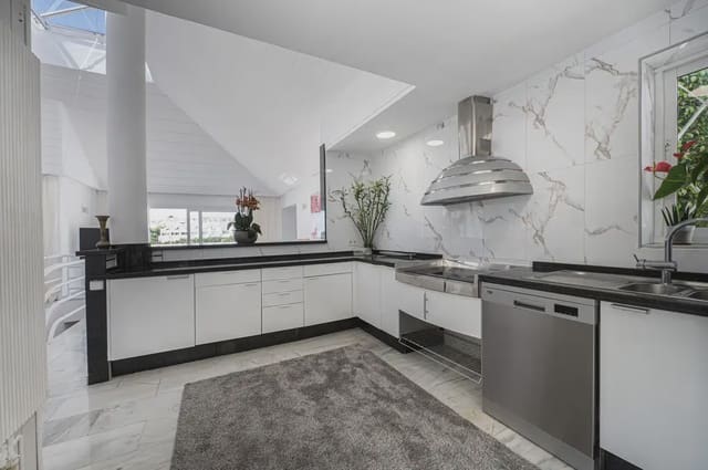 4 soveværelse Semi-Rækkehus til salg i Calahonda, Mijas med swimmingpool garage - € 749.000 (Ref: 9839825)