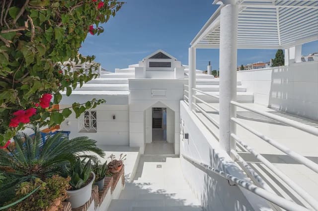 4 soveværelse Semi-Rækkehus til salg i Calahonda, Mijas med swimmingpool garage - € 749.000 (Ref: 9839825)