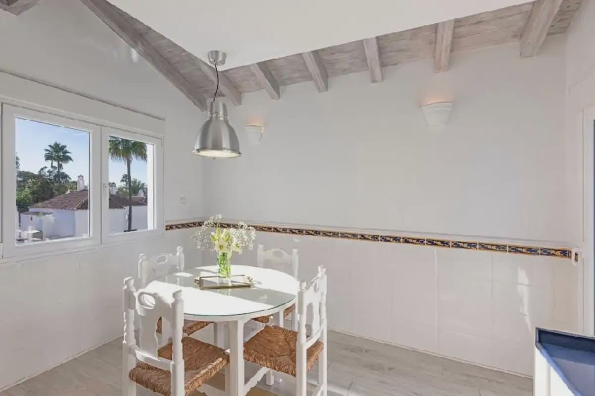 4 sypialnia Apartament przy plaży na sprzedaż w Marbella z basenem garażem - 1 350 000 € (Ref: 9885091)