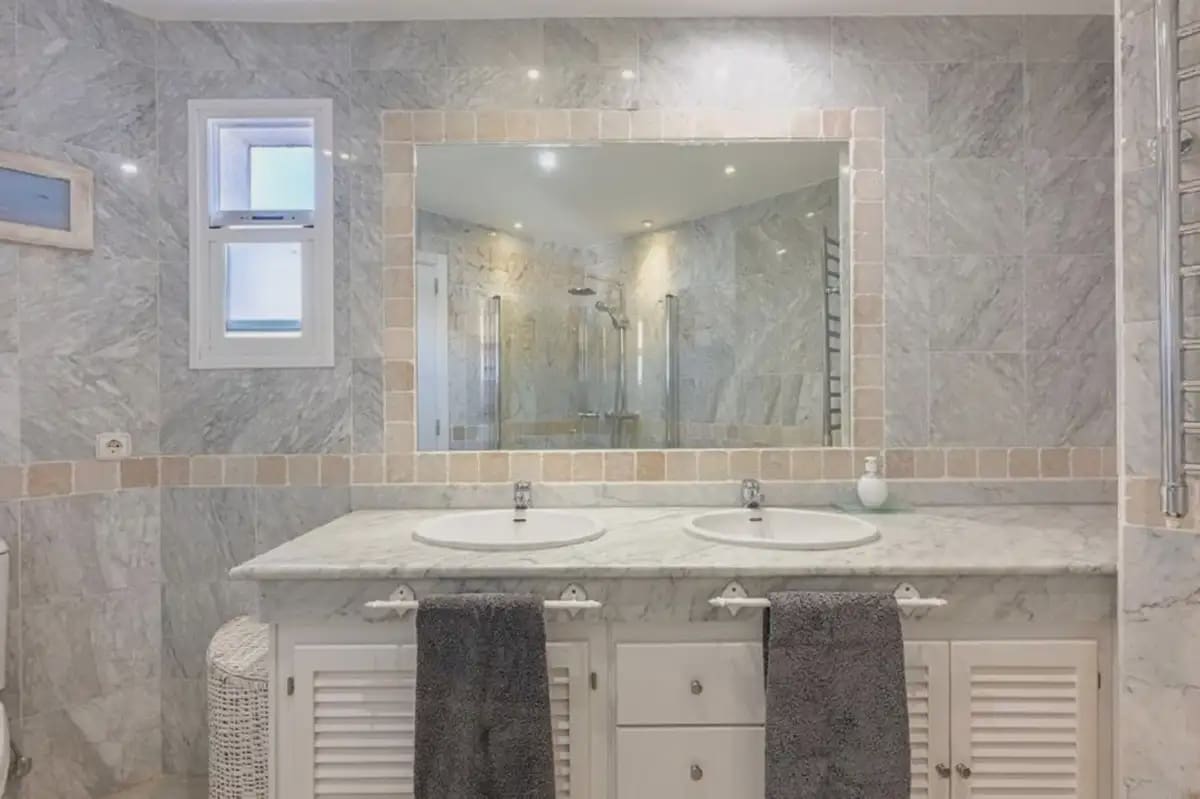4 sypialnia Apartament przy plaży na sprzedaż w Marbella z basenem garażem - 1 350 000 € (Ref: 9885091)