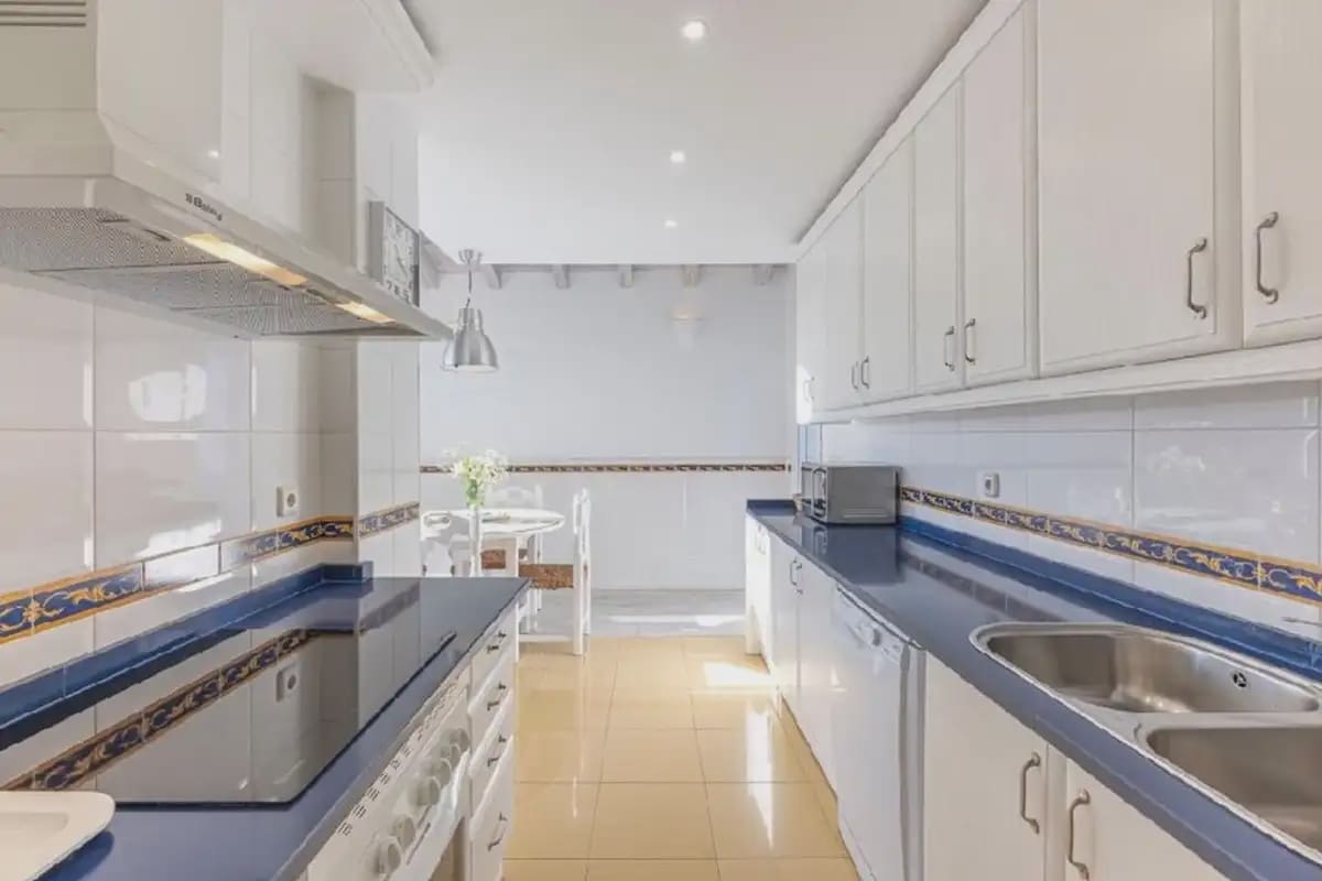 4 sypialnia Apartament przy plaży na sprzedaż w Marbella z basenem garażem - 1 350 000 € (Ref: 9885091)