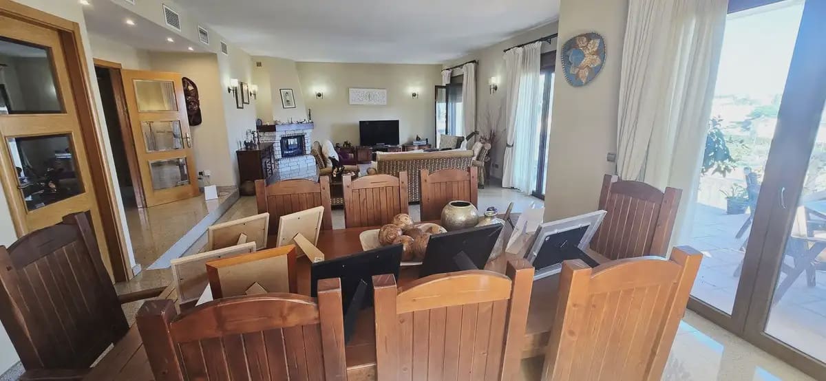 4 bedroom Villa for sale in Mijas with pool garage - € 1,095,000 (Ref: 9885095)