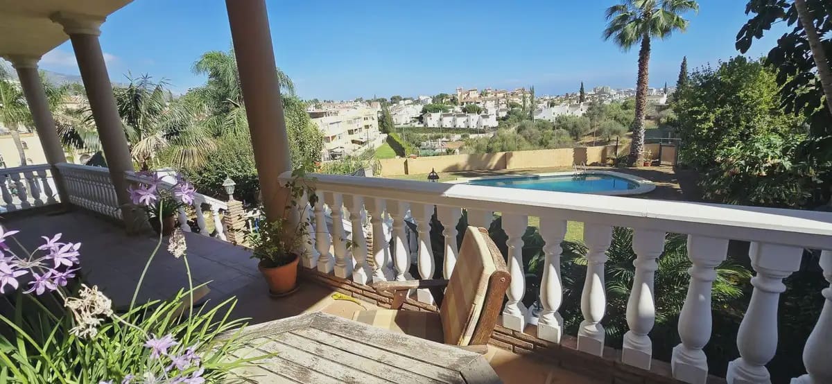 4 bedroom Villa for sale in Mijas with pool garage - € 1,095,000 (Ref: 9885095)