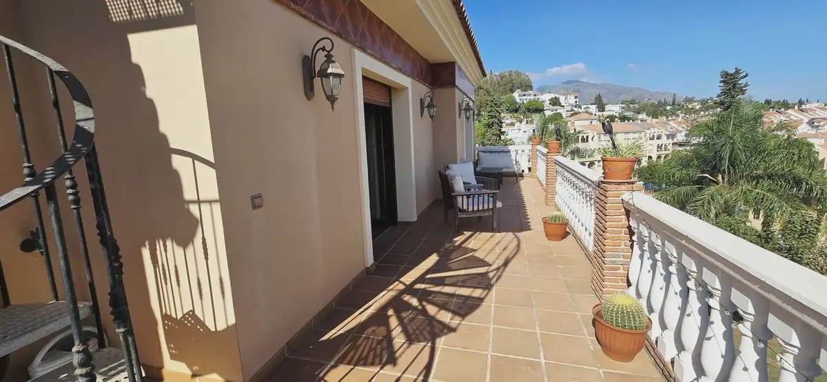 4 bedroom Villa for sale in Mijas with pool garage - € 1,095,000 (Ref: 9885095)