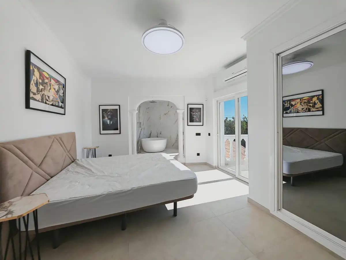 9 soverom Villa til salgs i Benalmadena med svømmebasseng garasje - € 2 950 000 (Ref: 9885337)