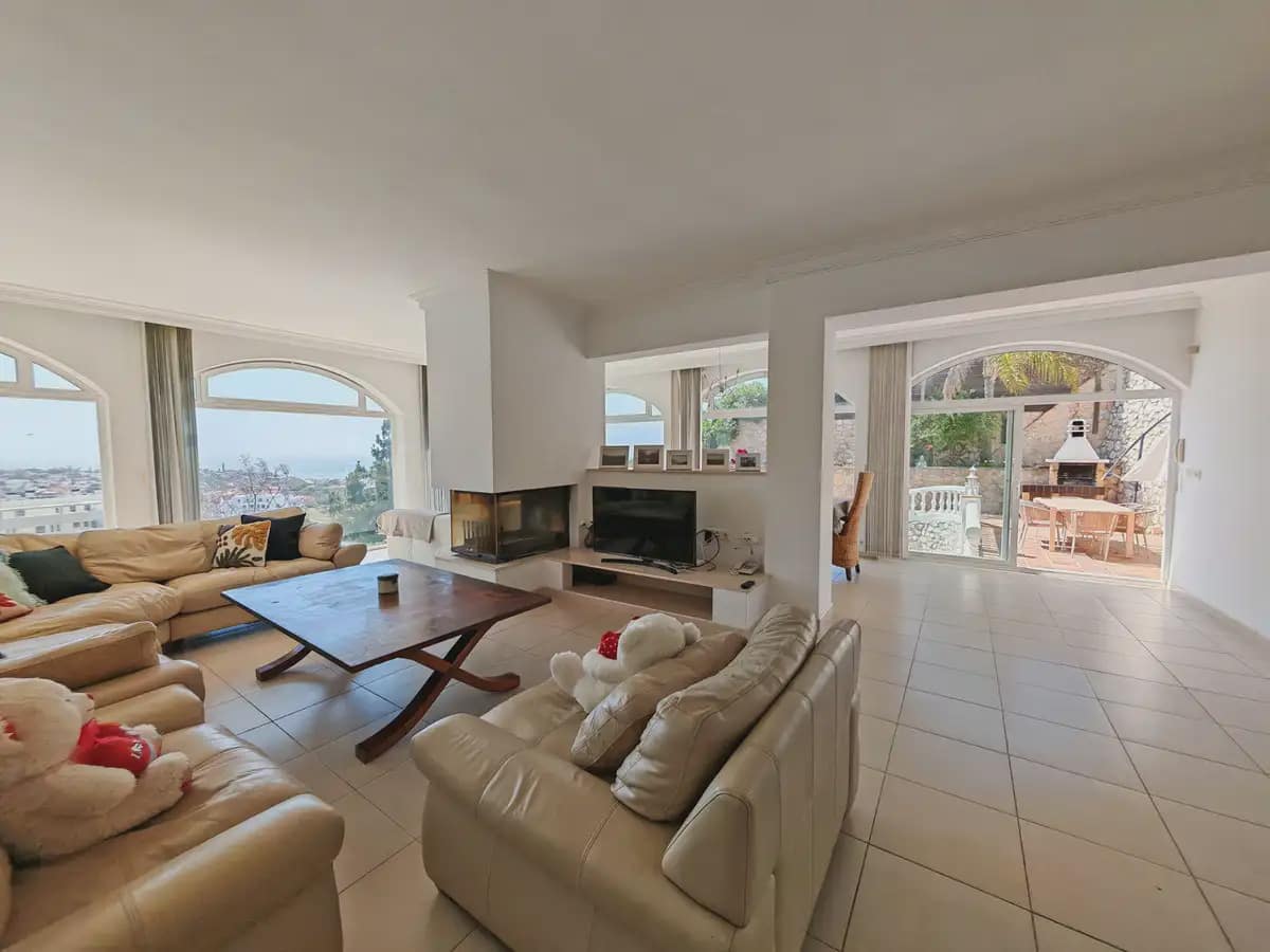 4 bedroom Villa for sale in Mijas with pool garage - € 1,195,000 (Ref: 9892601)