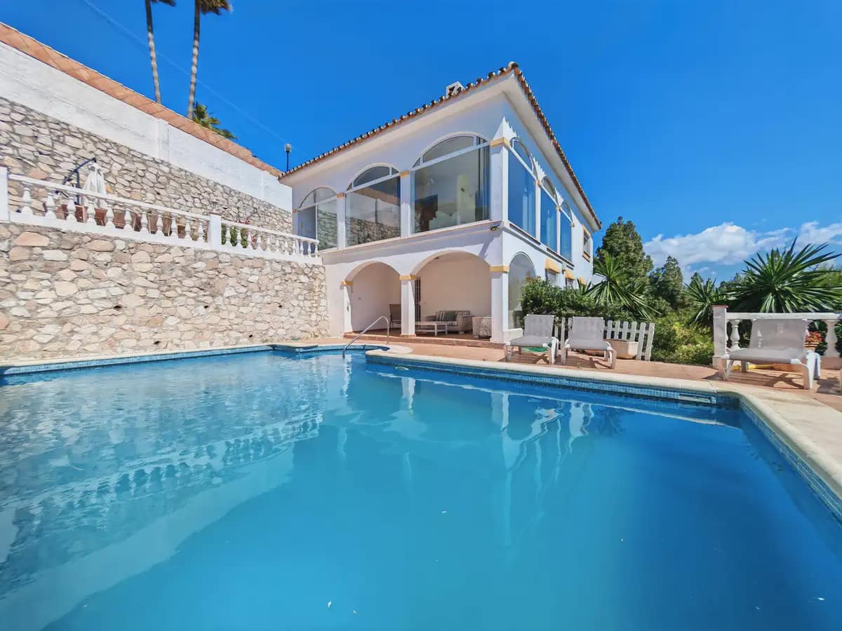 4 bedroom Villa for sale in Mijas with pool garage - € 1,195,000 (Ref: 9892601)