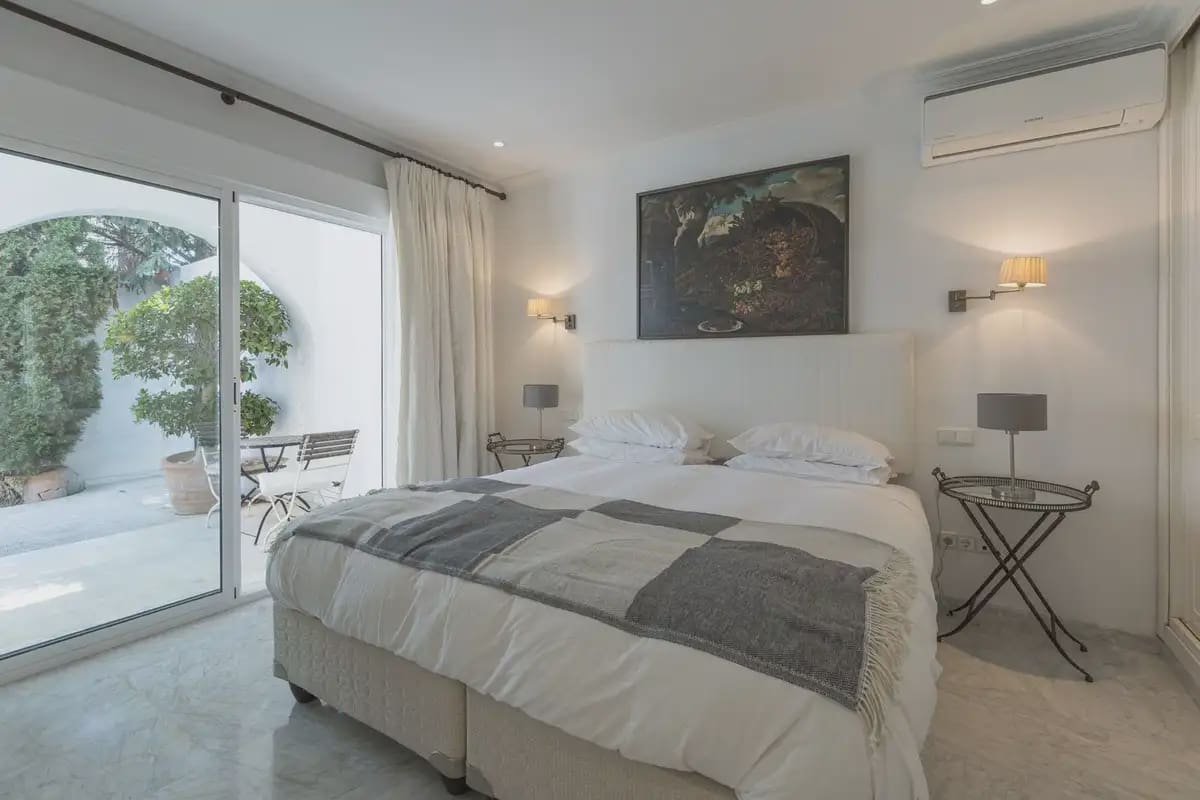 5 bedroom Villa for sale in Marbella with pool garage - € 5,000,000 (Ref: 9894725)