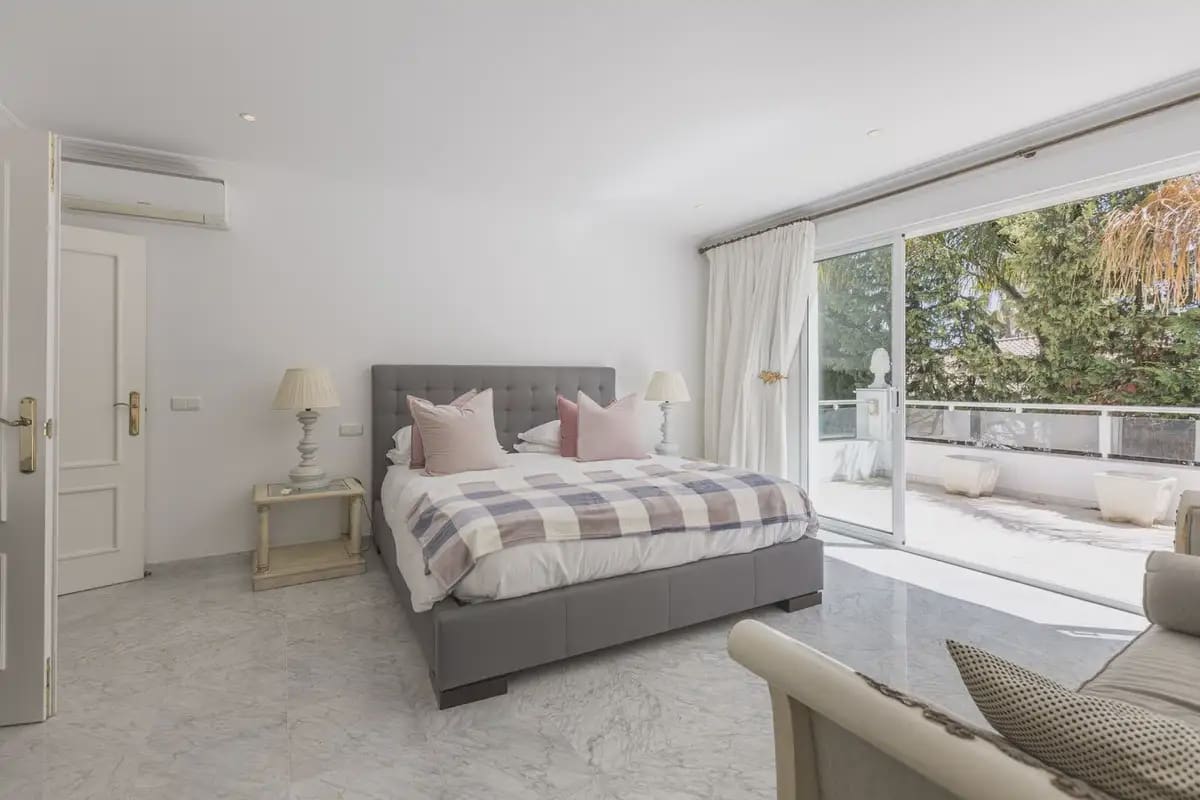 5 bedroom Villa for sale in Marbella with pool garage - € 5,000,000 (Ref: 9894725)