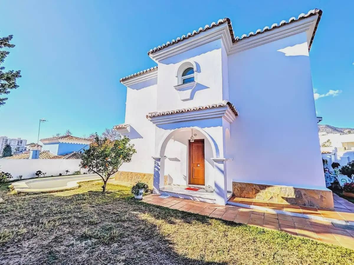 4 bedroom Villa for sale in Benalmadena with pool garage - € 890,000 (Ref: 9894728)