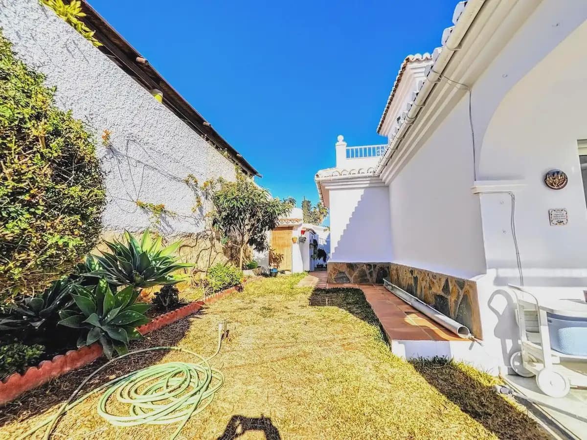 4 bedroom Villa for sale in Benalmadena with pool garage - € 890,000 (Ref: 9894728)