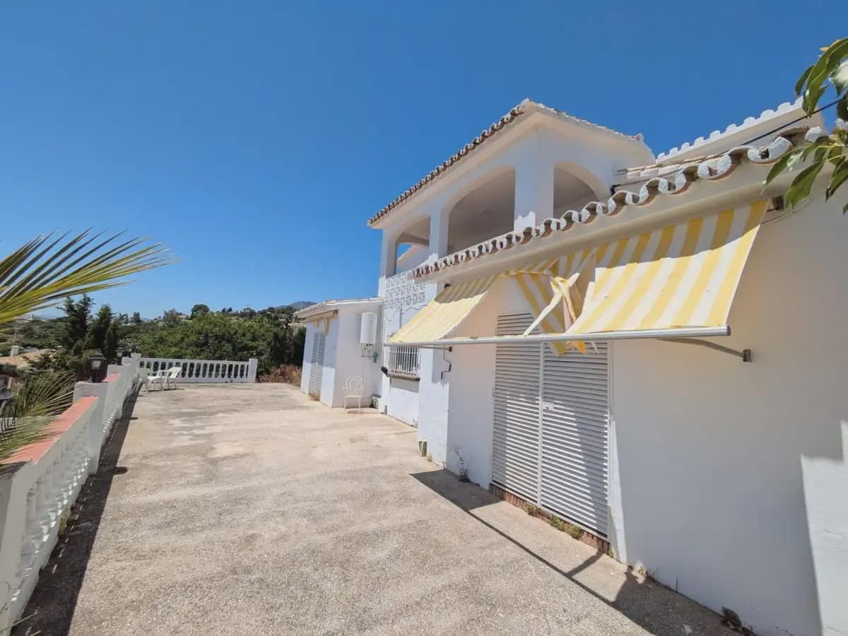 3 bedroom Villa for sale in Benalmadena with pool garage - € 979,000 (Ref: 9894730)