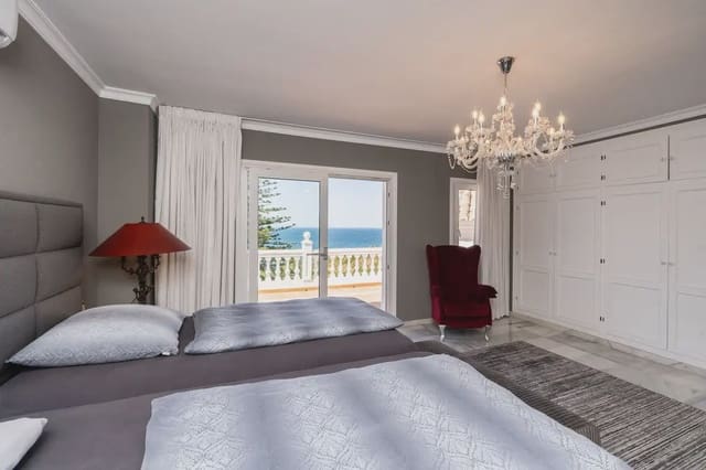 Chalet de 4 habitaciones en El Faro de Calaburra - Chaparral, Mijas en venta con piscina garaje - 1.495.000 € (Ref: 9896883)