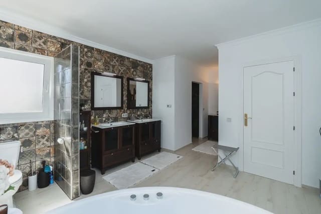 Chalet de 4 habitaciones en El Faro de Calaburra - Chaparral, Mijas en venta con piscina garaje - 1.495.000 € (Ref: 9896883)