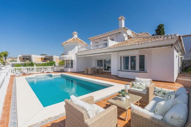 Chalet de 4 habitaciones en El Faro de Calaburra - Chaparral, Mijas en venta con piscina garaje - 1.495.000 € (Ref: 9896883)