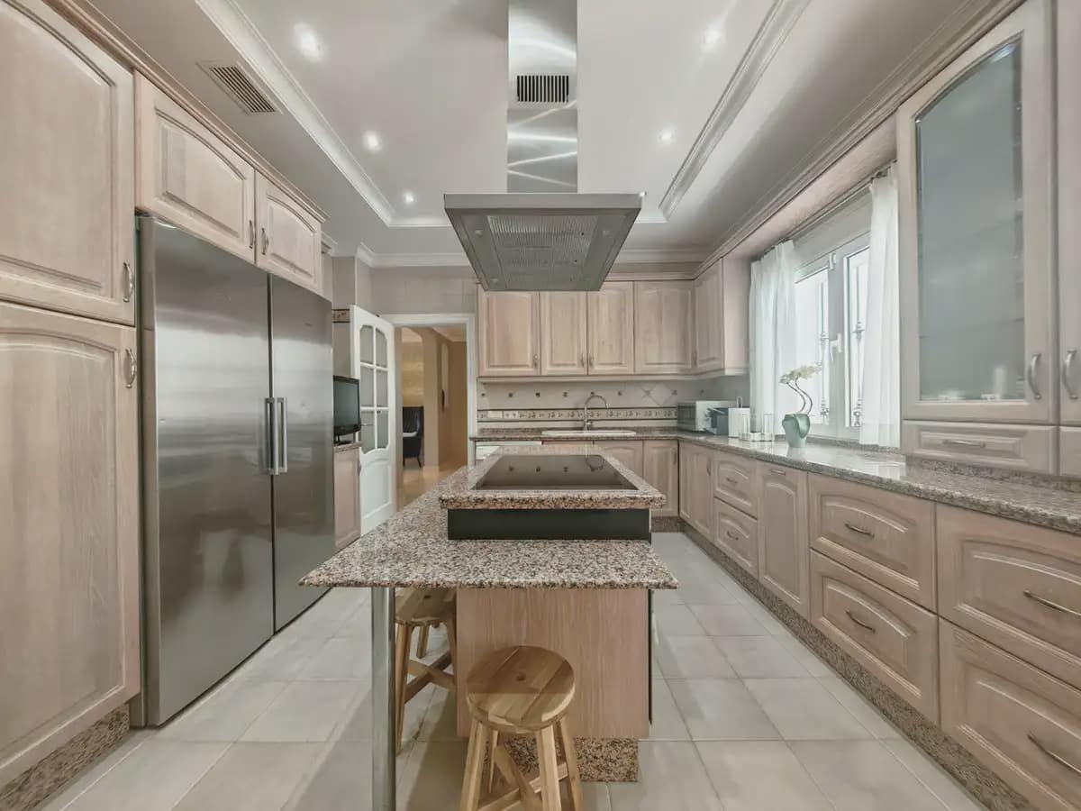 4 soveværelse Villa til salg i Marbella med swimmingpool garage - € 2.250.000 (Ref: 9899680)
