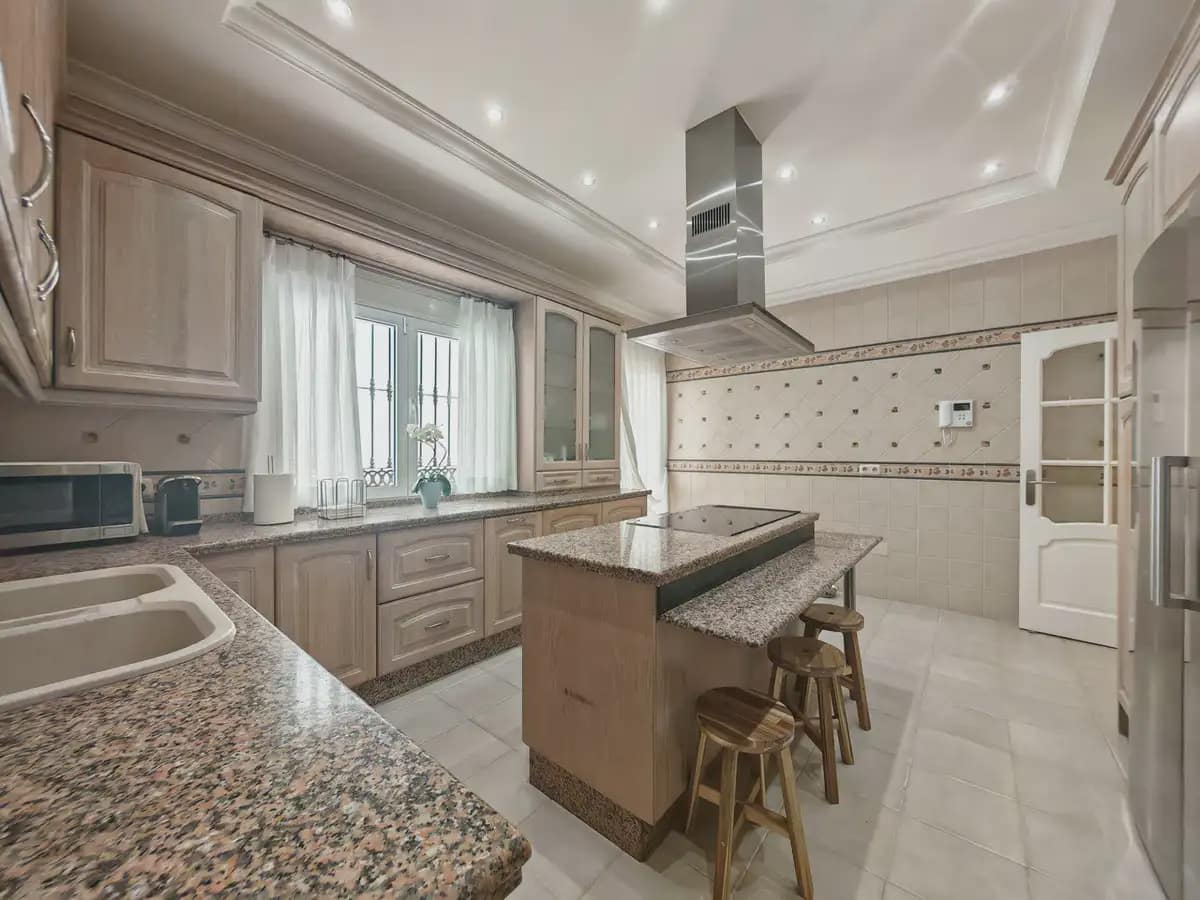 4 soveværelse Villa til salg i Marbella med swimmingpool garage - € 2.250.000 (Ref: 9899680)