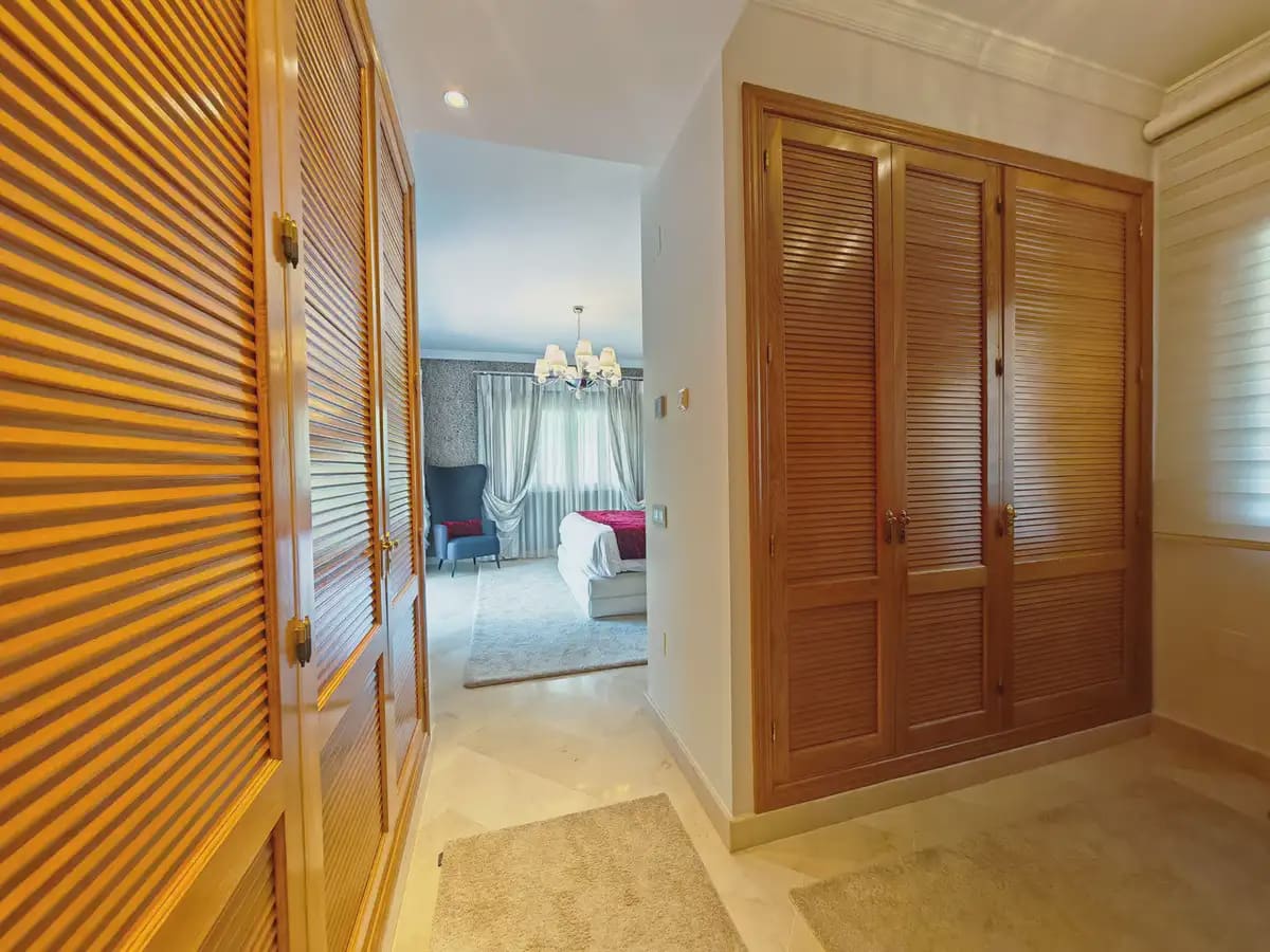 4 soveværelse Villa til salg i Marbella med swimmingpool garage - € 2.250.000 (Ref: 9899680)