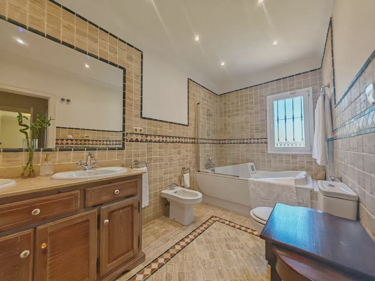 4 soveværelse Villa til salg i Marbella med swimmingpool garage - € 2.250.000 (Ref: 9899680)