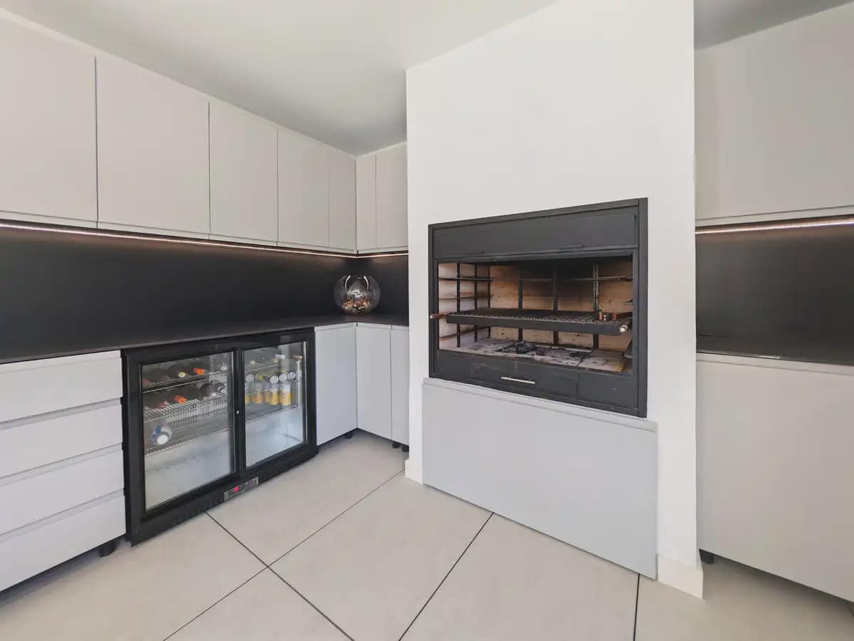 4 soveværelse Villa til salg i Marbella med swimmingpool garage - € 2.250.000 (Ref: 9899680)