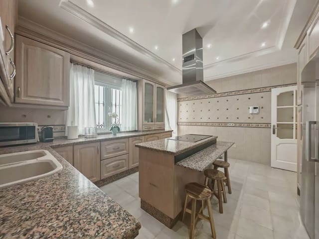 4 Zimmer Villa zu verkaufen in Elviria, Marbella mit Pool Garage - 2.250.000 € (Ref: 9899680)