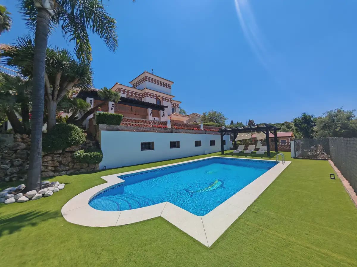 4 soveværelse Villa til salg i Marbella med swimmingpool garage - € 2.250.000 (Ref: 9899680)