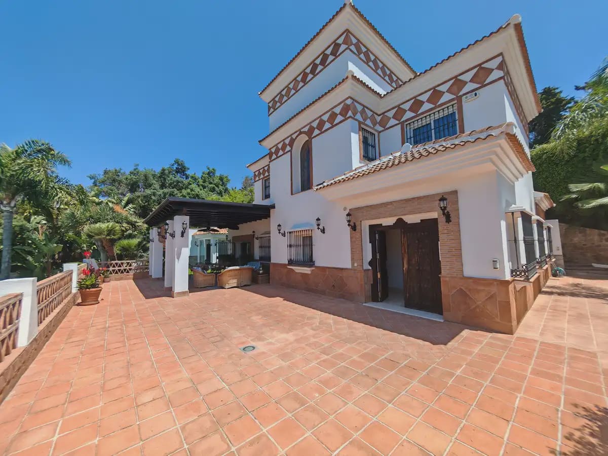 4 soveværelse Villa til salg i Marbella med swimmingpool garage - € 2.250.000 (Ref: 9899680)