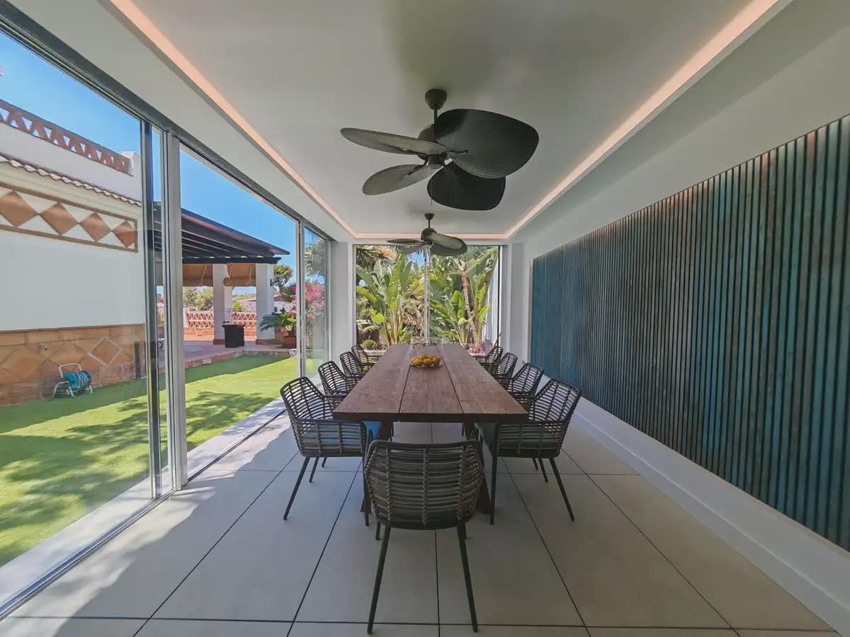 4 soveværelse Villa til salg i Marbella med swimmingpool garage - € 2.250.000 (Ref: 9899680)