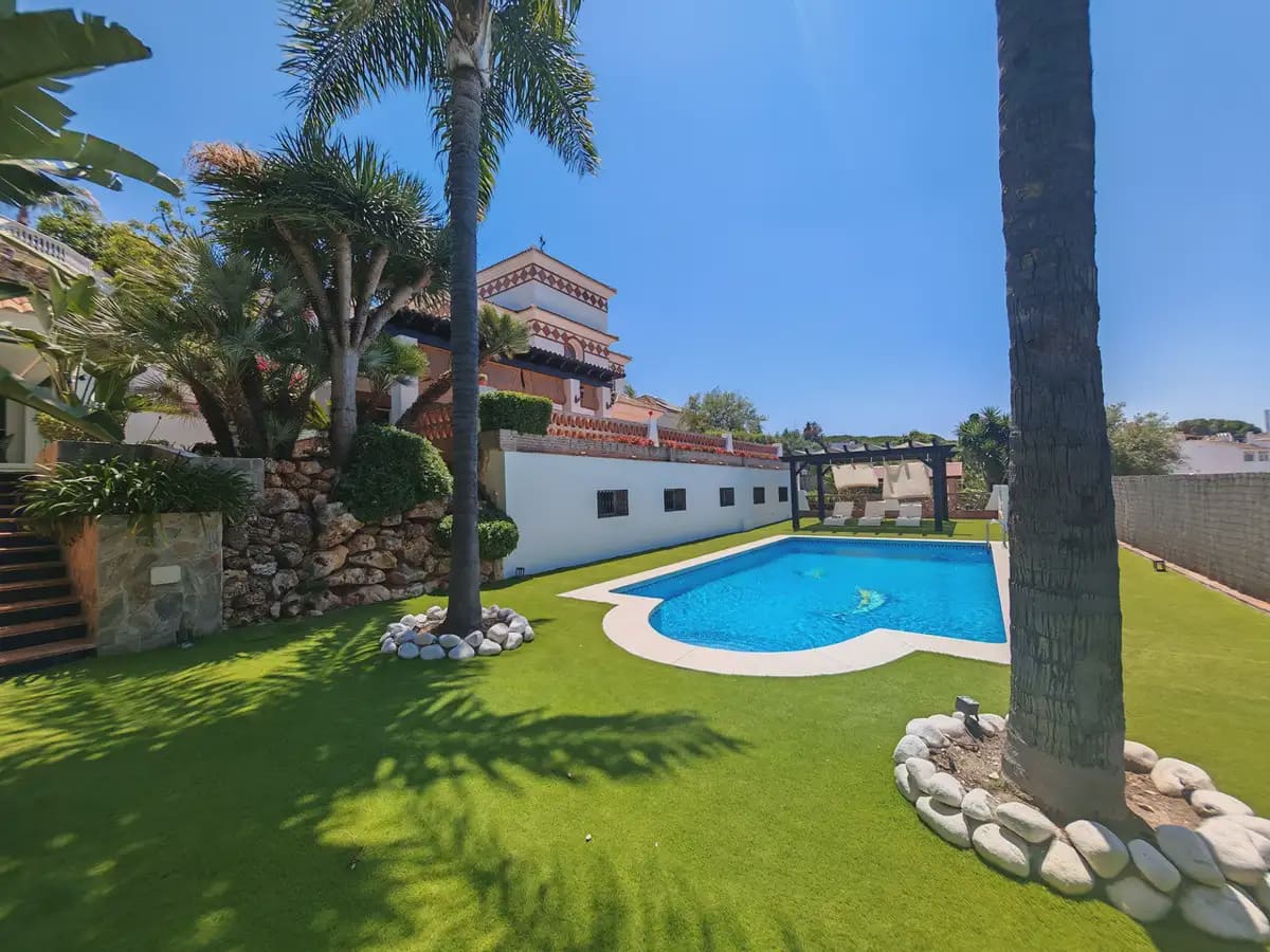 4 soveværelse Villa til salg i Marbella med swimmingpool garage - € 2.250.000 (Ref: 9899680)