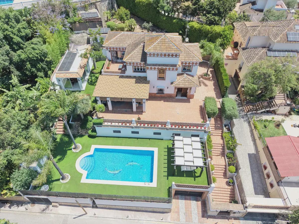 4 soveværelse Villa til salg i Marbella med swimmingpool garage - € 2.250.000 (Ref: 9899680)