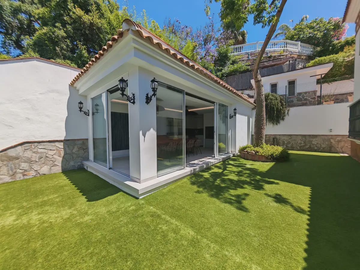 4 soveværelse Villa til salg i Marbella med swimmingpool garage - € 2.250.000 (Ref: 9899680)