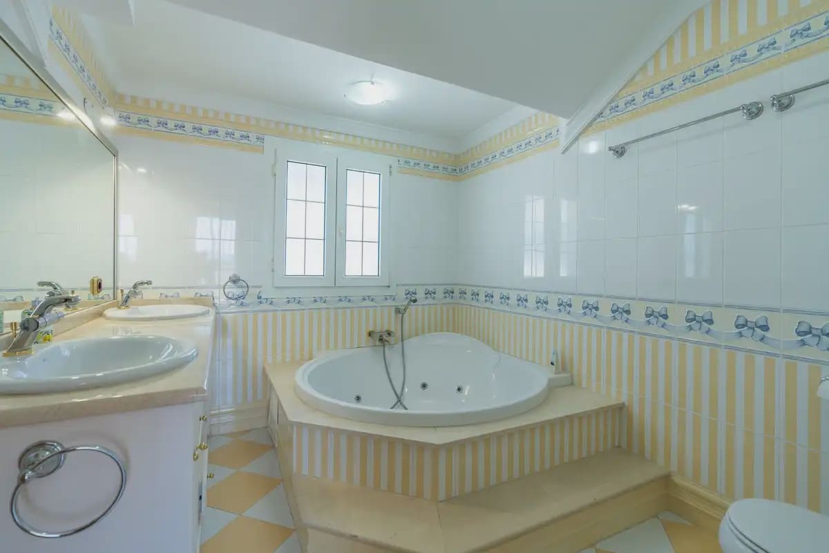 5 slaapkamer Penthouse te koop in Marbella met garage - € 1.599.000 (Ref: 9916122)