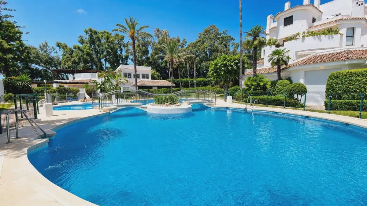 2 slaapkamer Strandappartement te koop in Marbella met zwembad garage - € 599.000 (Ref: 9922589)
