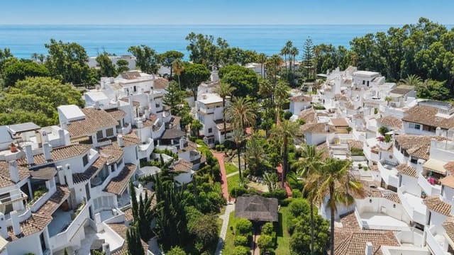 2 bedroom Beach Apartment for sale in Elviria, Marbella with pool garage - € 599,000 (Ref: 9922589)