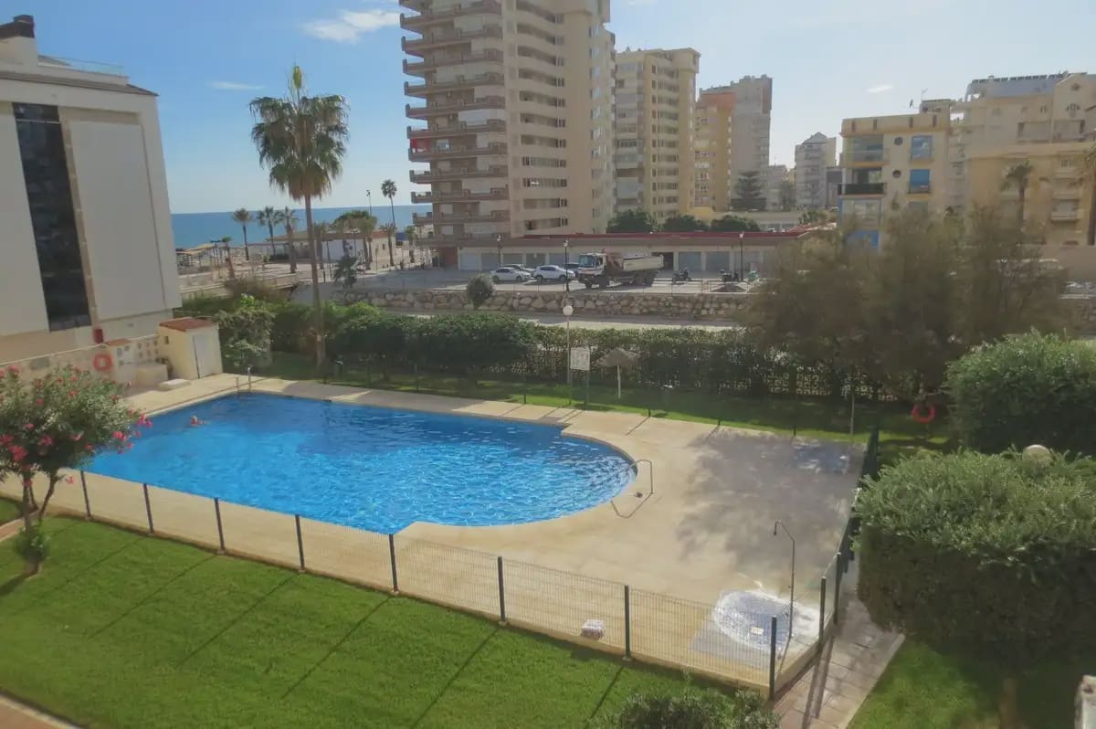 2 slaapkamer Strandappartement te koop in Fuengirola met zwembad garage - € 420.000 (Ref: 9924904)