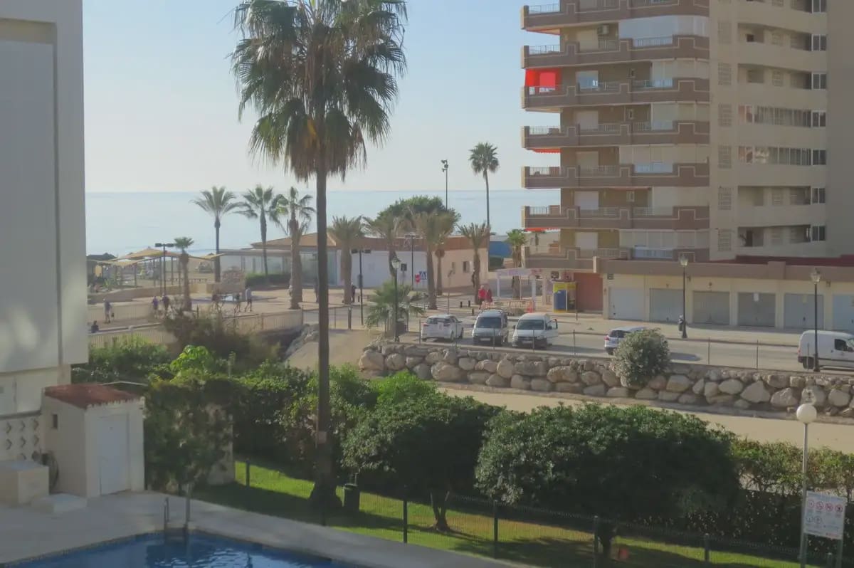 2 slaapkamer Strandappartement te koop in Fuengirola met zwembad garage - € 420.000 (Ref: 9924904)