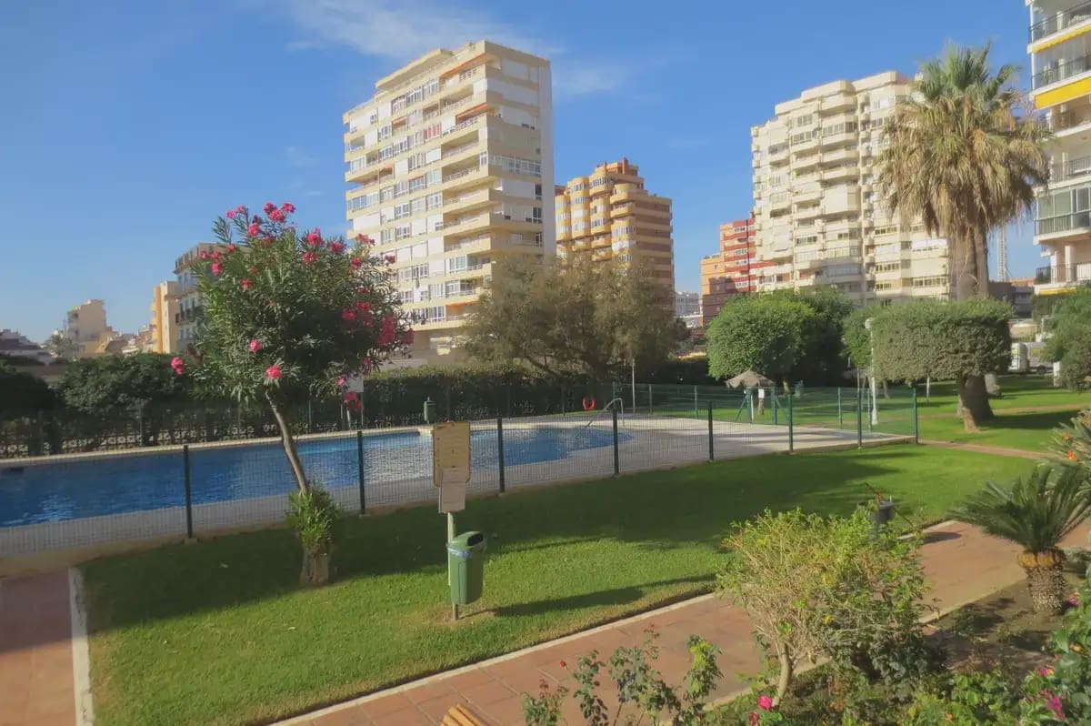 2 slaapkamer Strandappartement te koop in Fuengirola met zwembad garage - € 420.000 (Ref: 9924904)