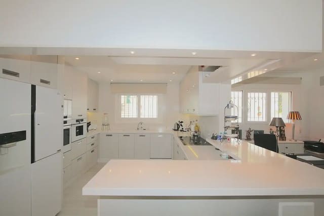 3 sypialnia Willa na sprzedaż w Mijas Golf, Mijas z basenem garażem - 1 295 000 € (Ref: 9929611)