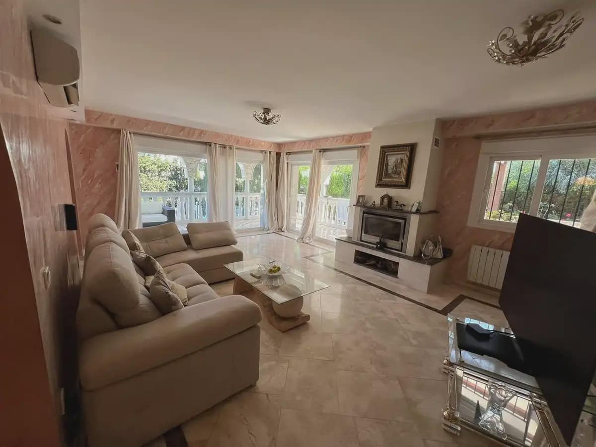 4 Zimmer Villa zu verkaufen in Marbella mit Pool Garage - 1.190.000 € (Ref: 9950797)